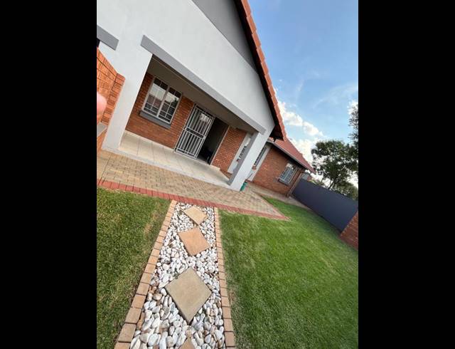 3 BEDROOM TOWNHOUSE FOR SALE IN MONAVONI